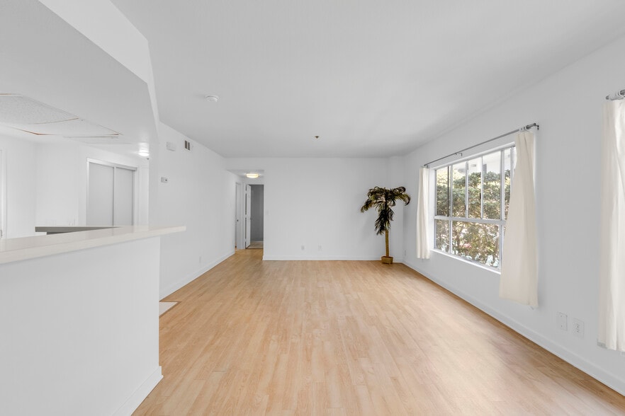 More Photos Of 939 Palm Ave, West Hollywood Apartments For Sale