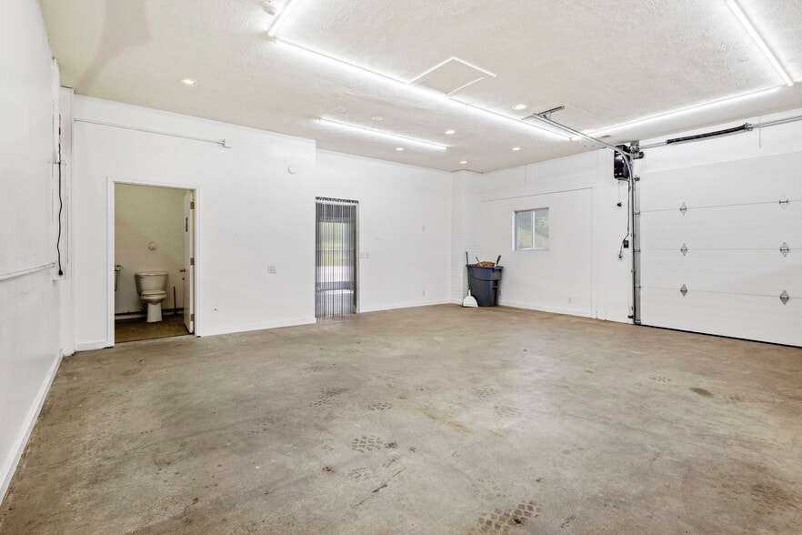 More Photos Of 1110 Applewood Dr, Papillion Warehouse For Sale