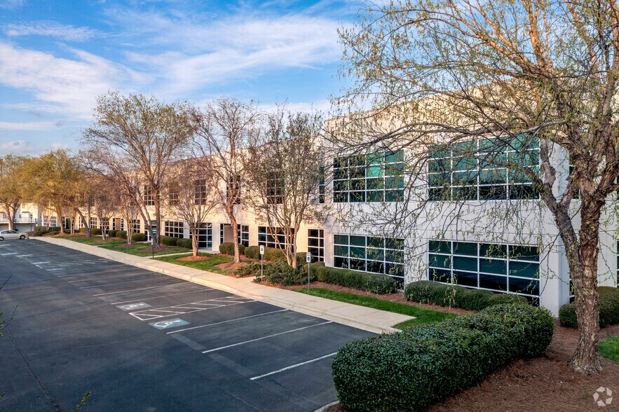 More Photos Of 8809 Lenox Pointe Dr, Charlotte Light Distribution For Lease