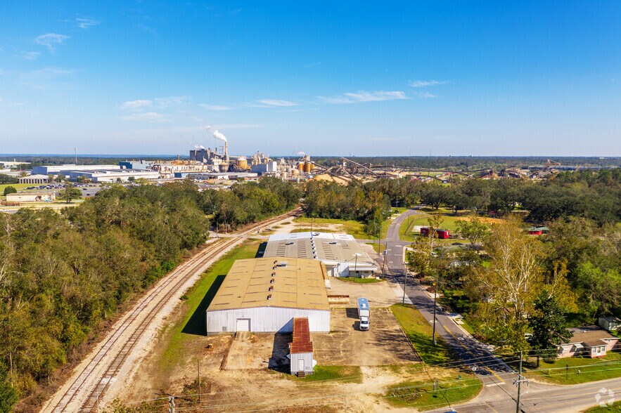 More Photos Of 410 Washington St, Cantonment Manufacturing For Lease