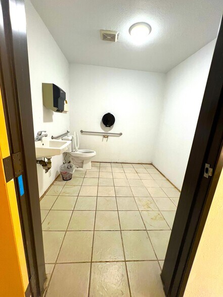 More Photos Of 10601 S Prairie Ave, Inglewood Freestanding For Lease