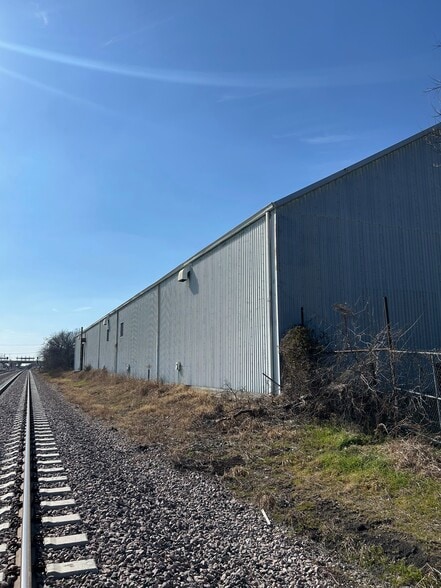 More Photos Of 1208 N Ave, Plano Warehouse For Lease