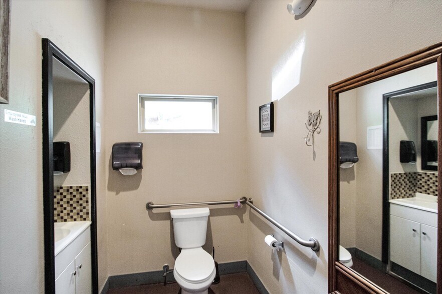 More Photos Of 3710 Waterwood Pass, Elmendorf Restaurant For Sale