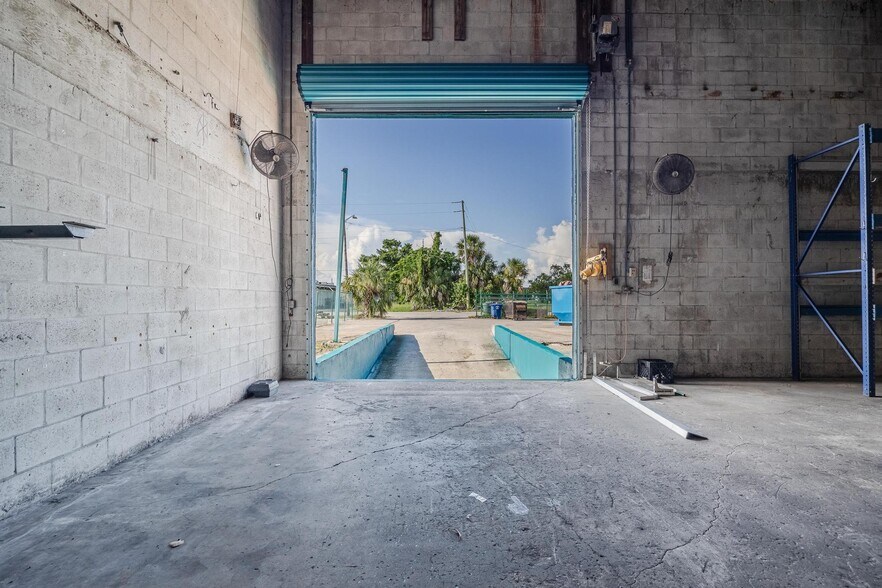 More Photos Of 2546-2578 Fowler St, Fort Myers Warehouse For Lease