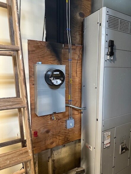 More Photos Of 17-19 Hayward St, Ipswich Manufacturing For Lease