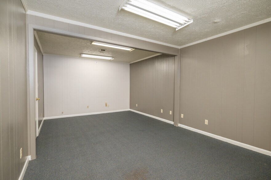 More Photos Of 1006 Lynn Ln, Starkville Flex For Lease