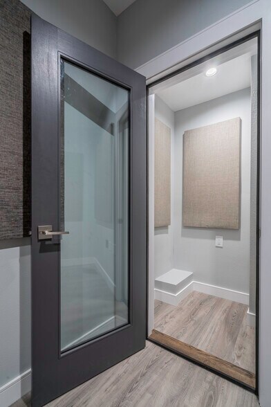 More Photos Of 3809 W Burbank Blvd, Burbank Loft Creative Space For Lease