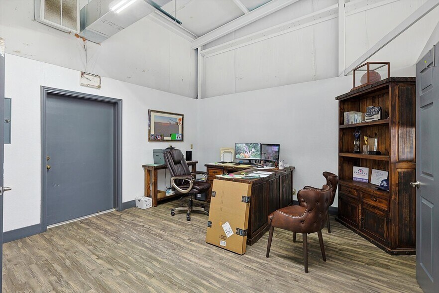 More Photos Of 317 W FM 120, Pottsboro General Retail For Sale