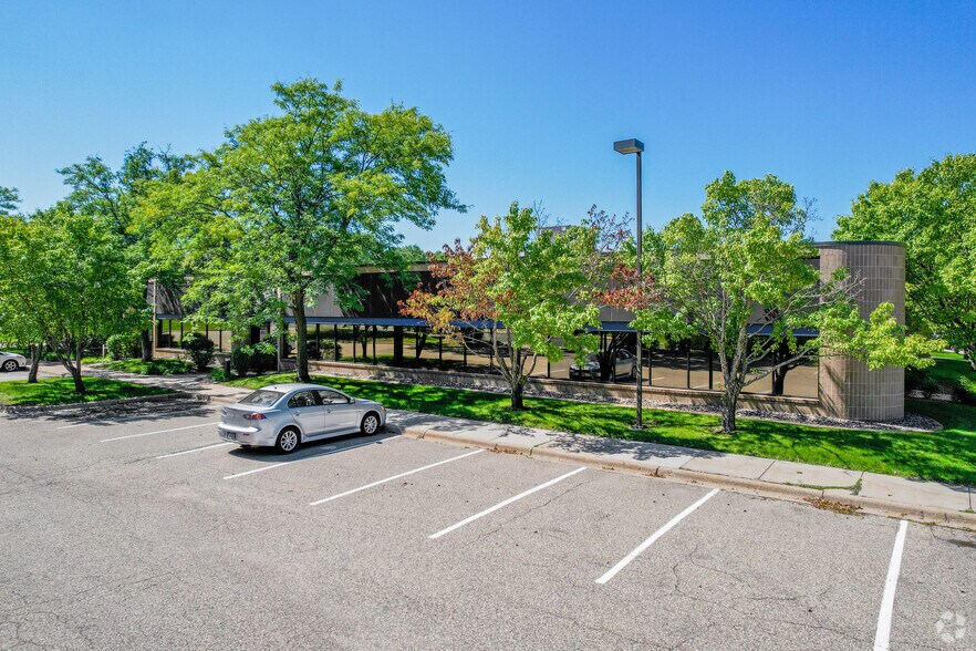 More Photos Of 401-429 W Travelers Trl, Burnsville Research And Development For Lease