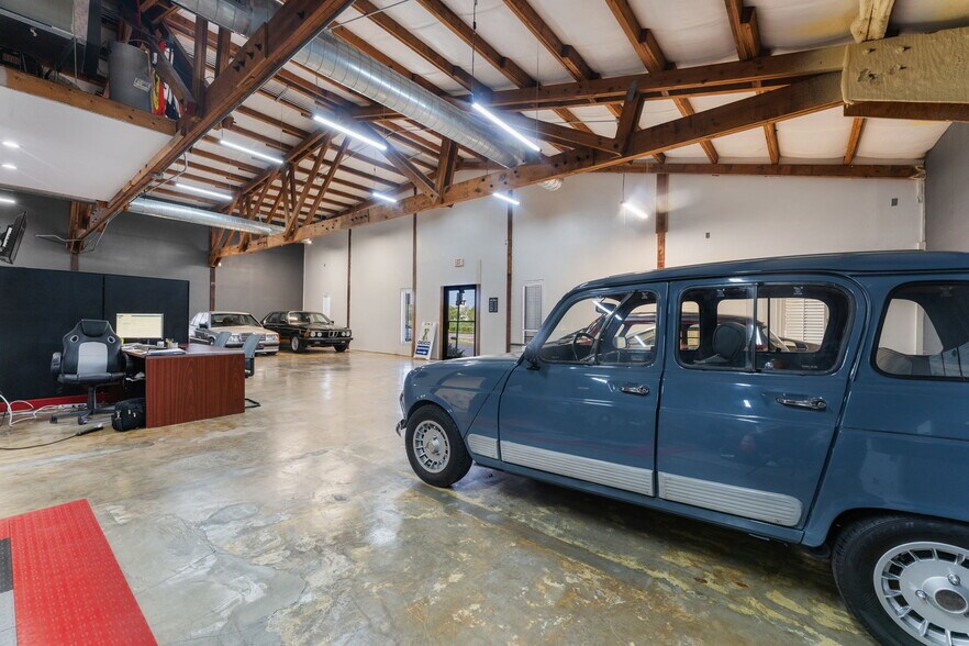 More Photos Of 109 N Falkenburg Rd, Tampa Manufacturing For Sale