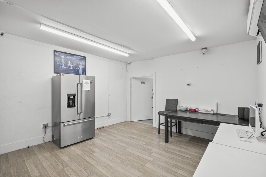 More Photos Of 1130 N Hollywood Way, Burbank Freestanding For Lease