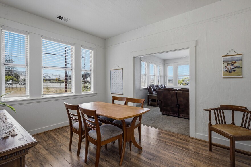 More Photos Of 15 Fremont Dr, Sonoma Freestanding For Sale