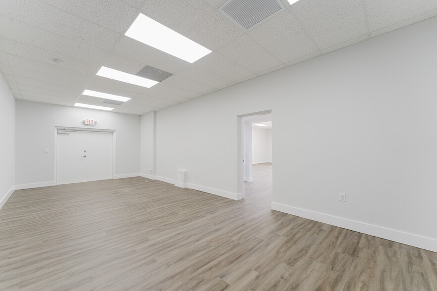 More Photos Of 209 W Hillsboro Blvd, Deerfield Beach General Retail For Lease