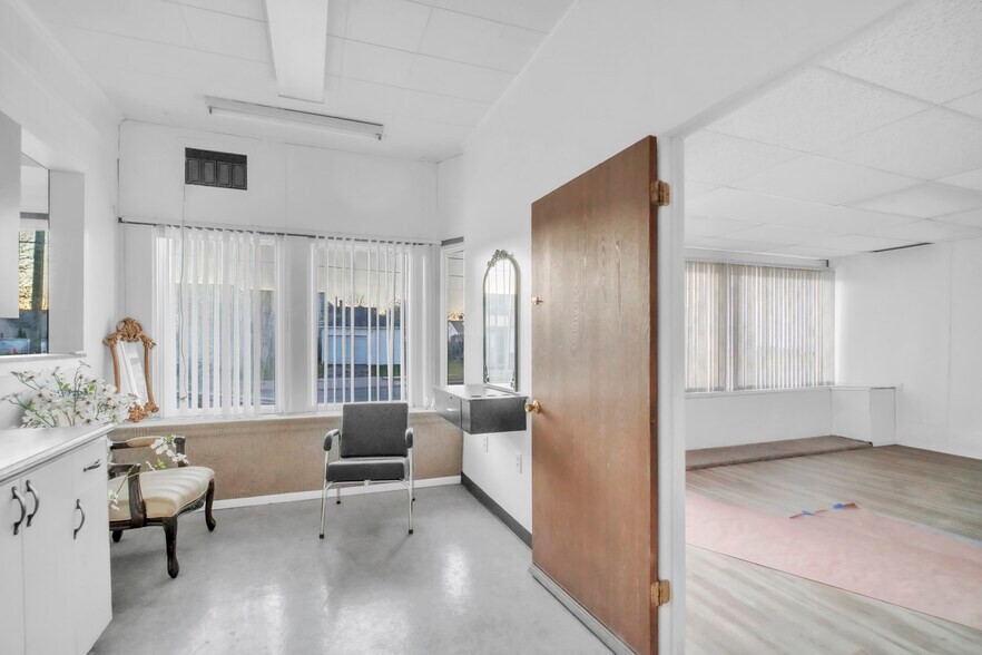 More Photos Of 1243 Michigan Ave, Bay City General Retail For Lease