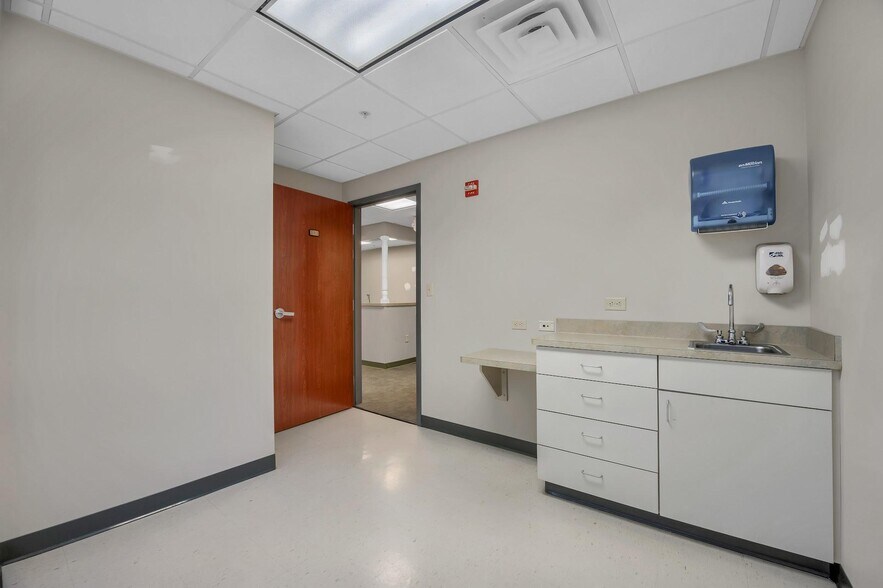 More Photos Of 21 Laurel Ave, Cornwall Medical For Lease