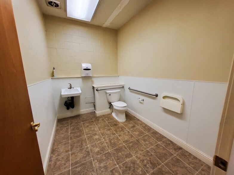 More Photos Of 1343-1353 W Main St, Merced General Retail For Sale