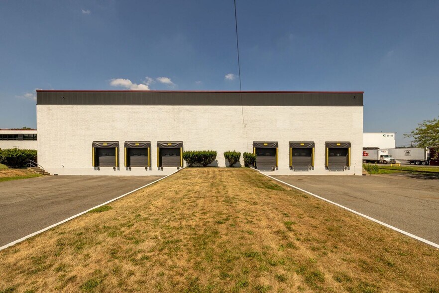 More Photos Of 299 Murray Hill Pky, East Rutherford Warehouse For Lease