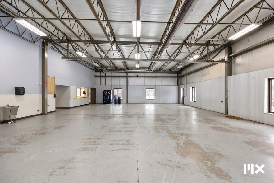 More Photos Of 21685 Northland Dr, Paris Distribution For Sale