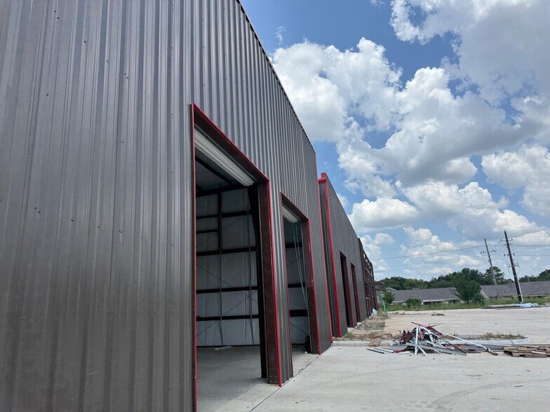 More Photos Of 16313 North Fwy 28, Houston Warehouse For Lease