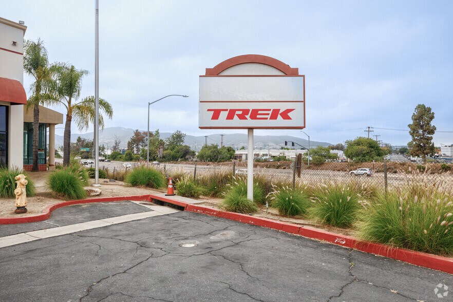 More Photos Of 1617 Capalina Rd, San Marcos Showroom For Lease