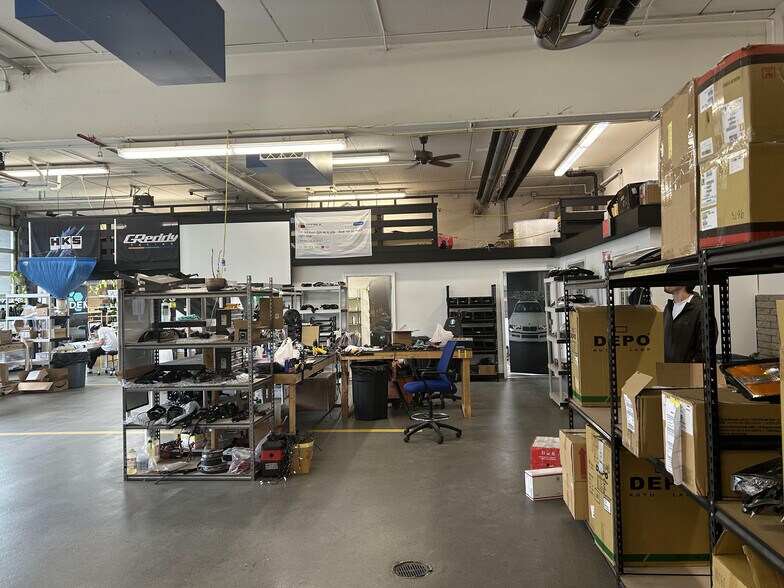 More Photos Of 70 Ridge Rd, Ontario Showroom For Lease