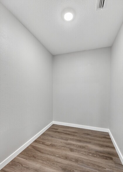 More Photos Of 109 Jasper Dr, Marshall Office For Sale