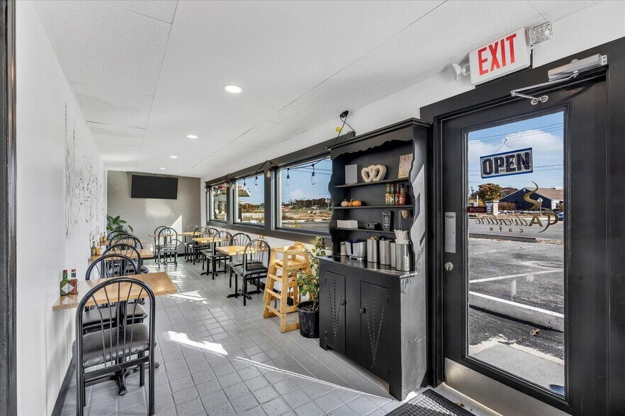 More Photos Of 225 Iyannough Rd, Hyannis Restaurant For Sale