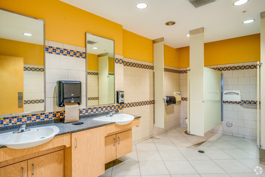 More Photos Of 2727 W Glendale Ave, Phoenix Office For Lease