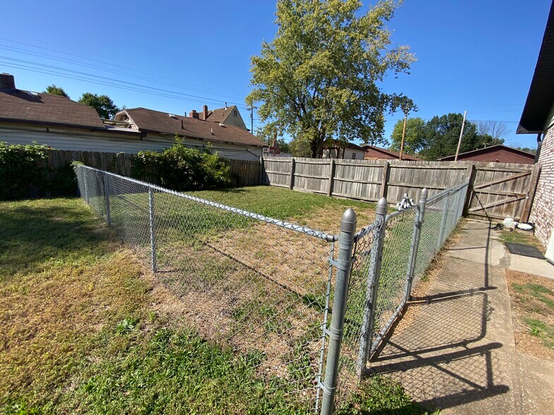 More Photos Of 2228 W College St, Springfield Veterinarian Kennel For Sale