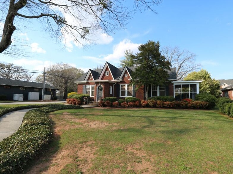 More Photos Of 106 W Church St, Greer Office For Lease