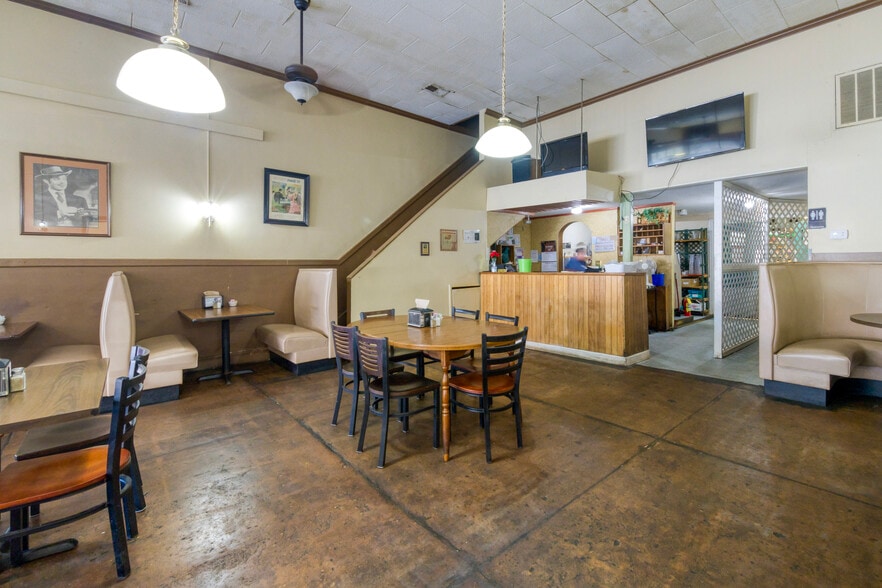 More Photos Of 124 N Townville St, Seneca Storefront For Sale