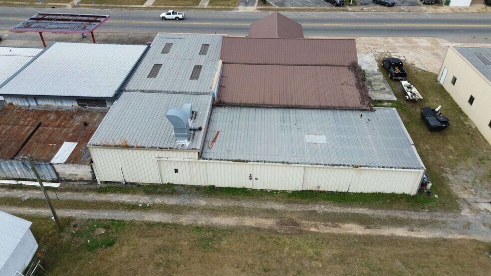 More Photos Of 211 S Hutchinson Ave, Adel Auto Repair For Sale