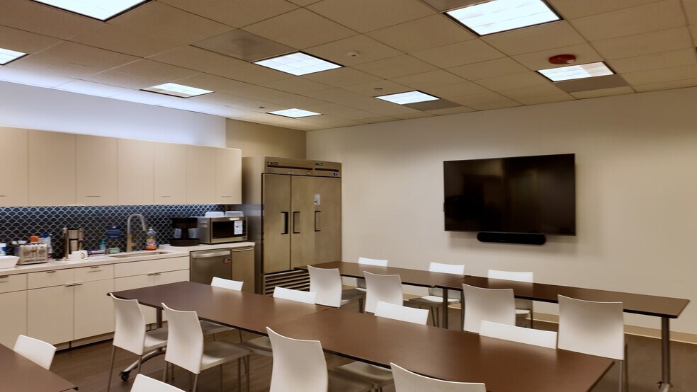 More Photos Of 225 W Wacker Dr, Chicago Office For Sale