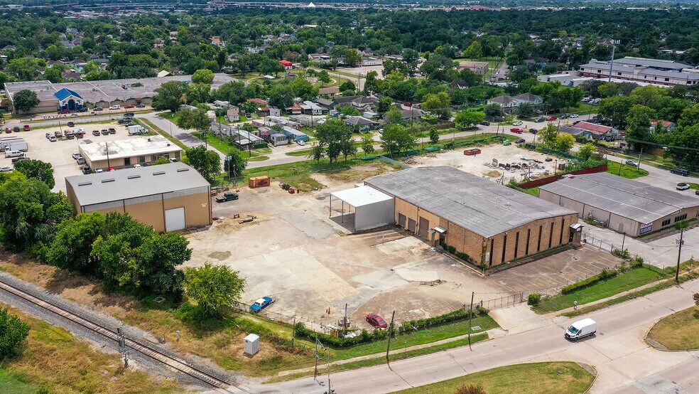 More Photos Of 7520 Lawndale St, Houston Flex For Lease
