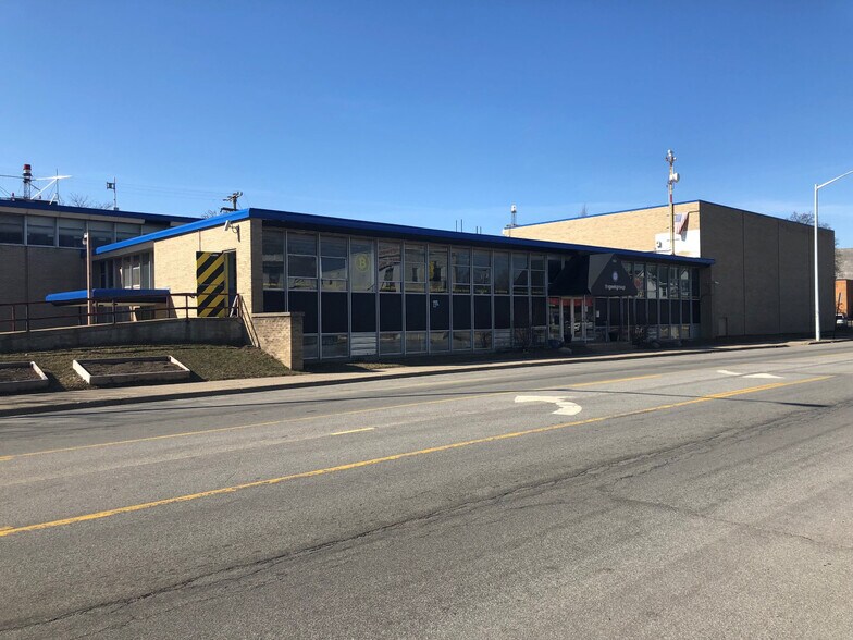 Primary Photo Of 900-902 Leonard St NW, Grand Rapids Storefront Retail Office For Sale