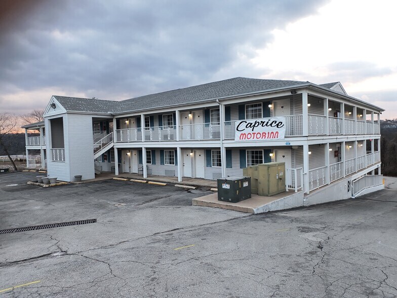 Primary Photo Of 3500 Green Mountain Dr, Branson Hotel For Sale