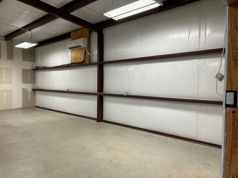 More Photos Of 718 Brehmer Ln, Fredericksburg Warehouse For Lease