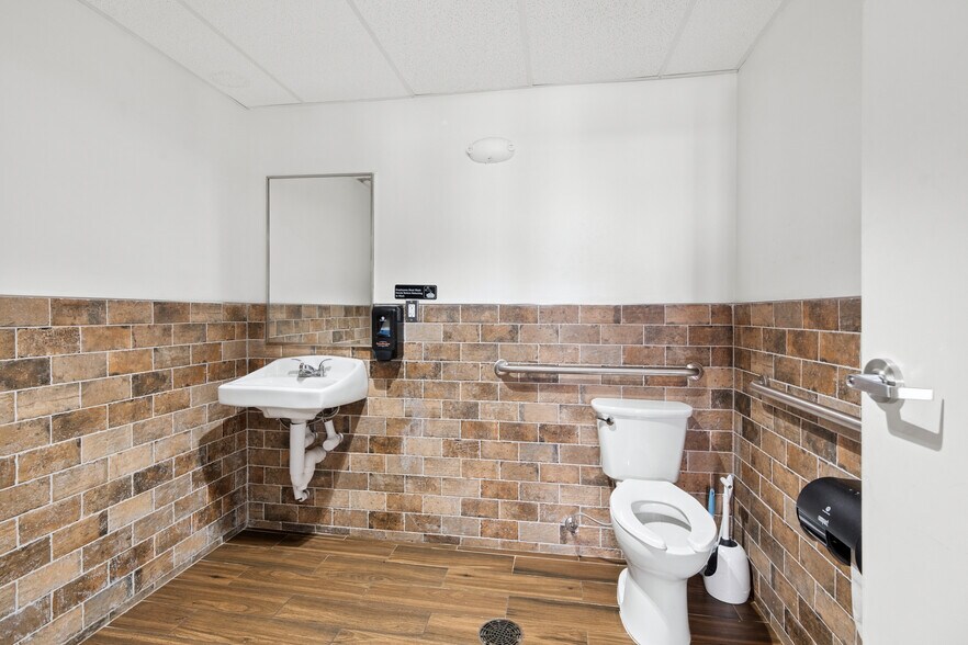 More Photos Of 8228 Oak St, New Orleans Office For Lease