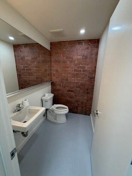 More Photos Of 2558 Overland Ave, Los Angeles Office For Lease