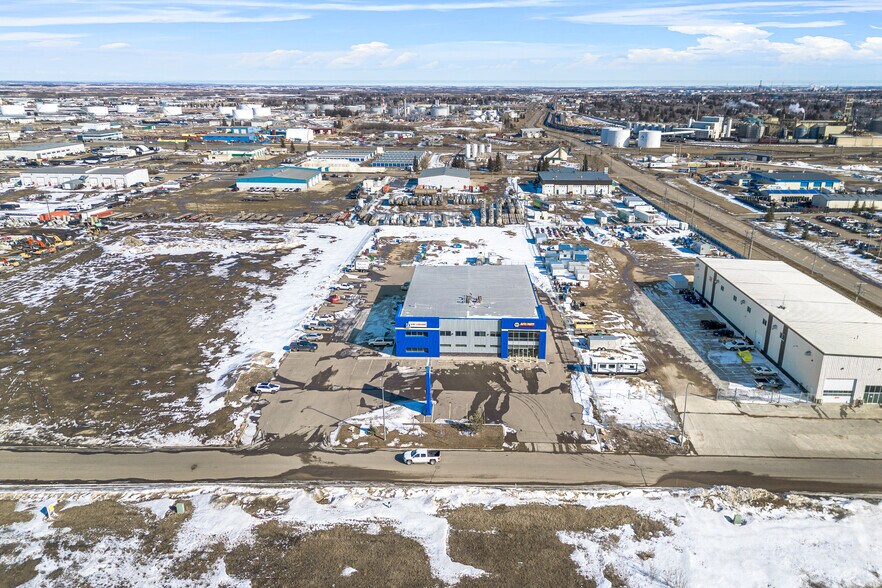 More Photos Of 5267 67 Av, Lloydminster Warehouse For Lease