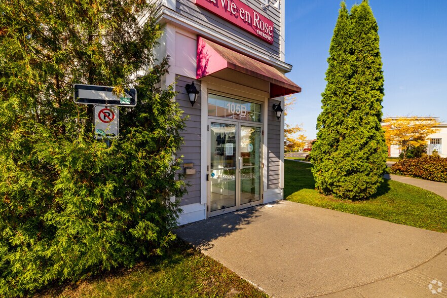 More Photos Of 105 Boul Du Carrefour, Bromont General Retail For Lease
