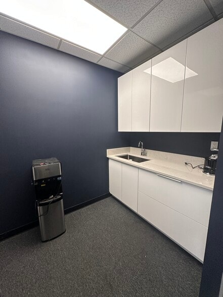 More Photos Of 1143-1147 47th Ave, Long Island City Showroom For Lease