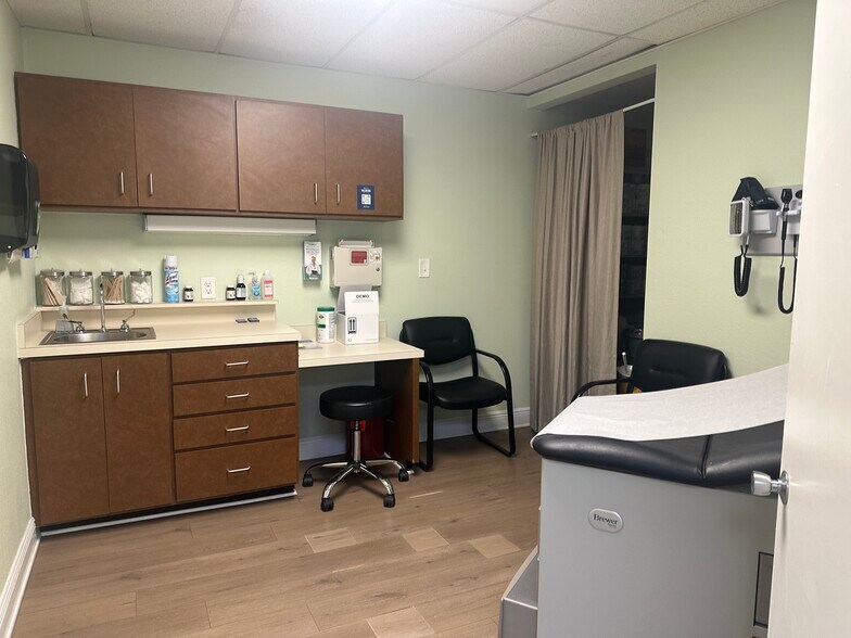 More Photos Of 506 4th Ave W, Palmetto Medical For Sale