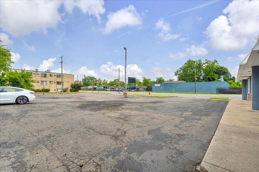 More Photos Of 12010 Greenfield Rd, Detroit General Retail For Sale