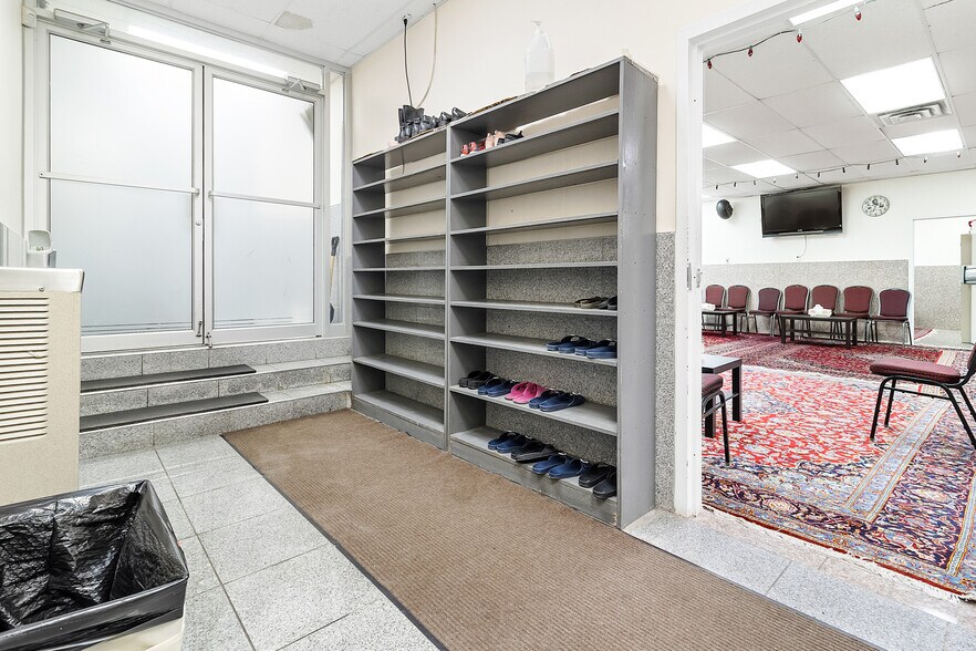 More Photos Of 8270 Av Mountain Sights, Montréal Office For Sale