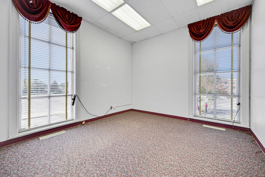 More Photos Of 120 S Liberty St, Independence Office For Sale