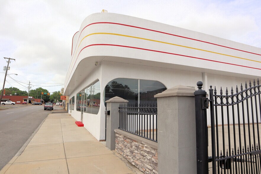 More Photos Of 395 S Ocoee St, Cleveland Showroom For Sale