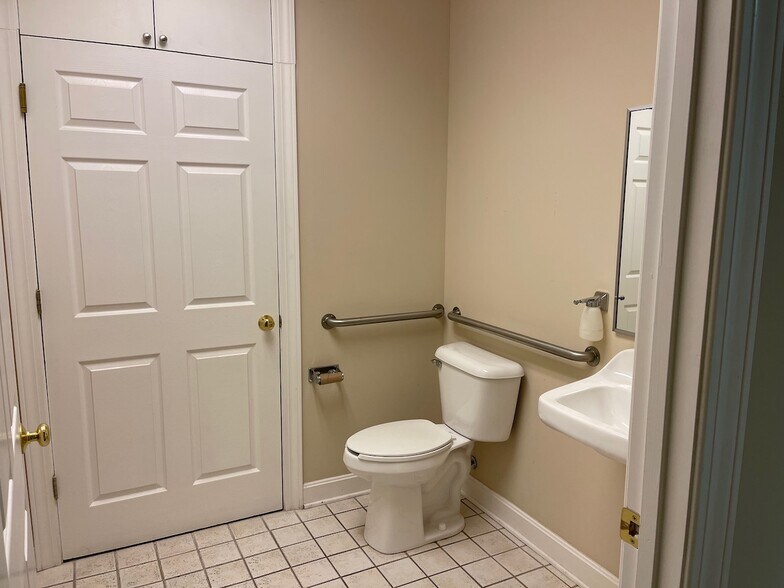 More Photos Of 3801 Springhurst Blvd, Louisville Medical For Lease