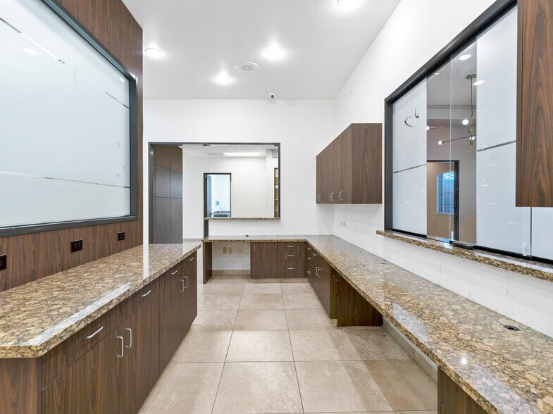 More Photos Of 714 S Peek Rd, Katy Medical For Lease