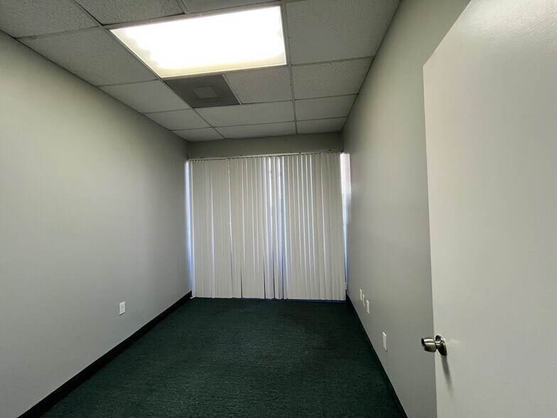 More Photos Of 5601 Powerline Rd, Fort Lauderdale Light Distribution For Lease
